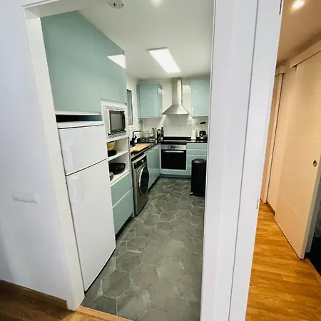 Апартаменти Stunning 2 Bedroom With Great Design Centre